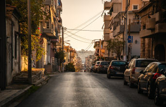 Στενοί δρόμοι, μεγάλες ανηφόρες και κατηφόρες, χαμηλά σπίτια, και η αύρα μιας κλασικής εργατικής γειτονιάς © Θανάσης Καρατζάς