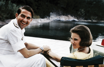 Το τέως βασιλικό ζεύγος Κωνσταντίνος και Άννα Μαρία στο μπαλκόνι της θερινής τους κατοικίας στην Κέρκυρα, το καλοκαίρι του 1964 