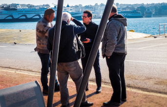 Ο Γιώργος Σταμάτης με άστεγους στο λιμάνι του Πειραιά