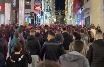 Στιγμιότυπο από την πορεία στην Ερμού υπέρ της απελευθέρωσης του Άντριου Τέιτ