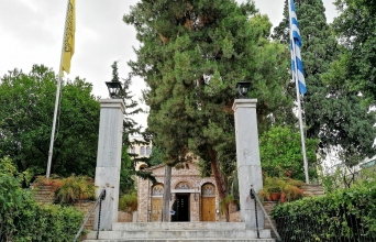 Μονή Πετράκη, με τα κυπαρίσσια να ναι από μακριά το ορόσημο της Μονής