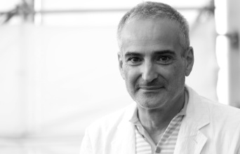 Συνέντευξη: Ο σκηνοθέτης Ολιβιέ Ασαγιάς, μιλάει με για το σινεμά, τα φιλμ του, την επιτυχία της σειράς «Irma Vep», και τις πρωταγωνίστριες των ταινιών του.