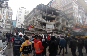 7,7 και 7,8 βαθμών της κλίμακας Ρίχτερ ήταν η ισχύς των σεισμών, οι οποίοι σκόρπισαν τον θάνατο στον νότο της Τουρκίας και στη Βόρεια Συρία. 