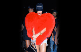 Ριάνα φοράει για πανωφόρι μια καρδιά