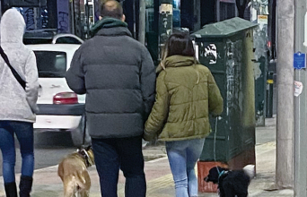 Ζευγάρι που έχει βγάλει βόλτα τα σκυλιά