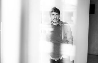 Ο Θέμελης Γλυνάτσης σκηνοθετεί τον "Πύργο του Κυανοπώγωνα" στην ΕΛΣ