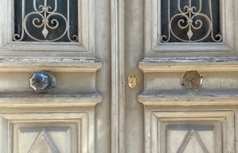 Πόμολα στα Εξάρχεια