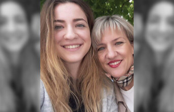 Η Αλεξάνδρα Μάκου με την κόρη της, Γαρυφαλλιά Ψαράκου, που δολοφονήθηκε στη Φολέγανδρο