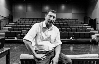 Ο Γιώργος Φλωράκης γράφει για τις ταινίες του Γιάννη Οικονομίδη και την κινηματογραφική του οπτική, με αφορμή την προβολή τους στο Ertflix.