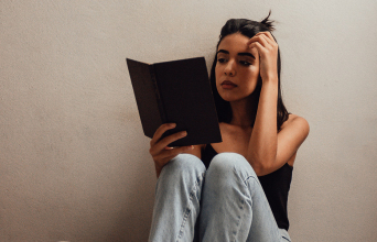 Η Athens Voice χαζεύει τις βιτρίνες των βιβλιοπωλείων, ξεφυλλίζει τις καινούργιες εκδόσεις και σου προτείνει τίτλους