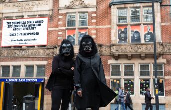 Οι Guerilla Girls σε παρέμβασή τους στο Λονδίνο