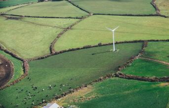 γεννήτρια σε πράσινα λιβάδια