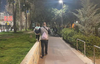 Η σχέση μπαμπά - κόρης: Η συγγραφέας Λένα Διβάνη κυκλοφορεί στην πόλη, φωτογραφίζει ό,τι της κάνει κλικ και γράφει μερικές σκέψεις