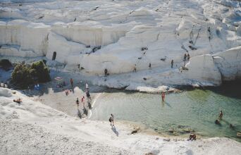 Μια συναρπαστική περιήγηση στα ελληνικά νησιά και σε 25 ξεχωριστούς τουριστικούς προορισμούς της χώρας μας, μέσα από το πρίσμα του National Geographic.