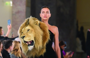 Η Irina Shayk στην επίδειξη SS23 Sciaparalli