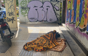 Άστεργοι που κοιμούνται στον δρόμο: Η συγγραφέας Λένα Διβάνη κυκλοφορεί στην πόλη, φωτογραφίζει ό,τι της κάνει κλικ και γράφει μερικές σκέψεις