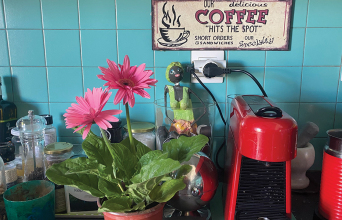 Η συγγραφέας Λένα Διβάνη κυκλοφορεί στην πόλη, φωτογραφίζει ό,τι της κάνει κλικ και γράφει μερικές σκέψεις