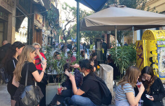 Τραπεζοκαθίσματα στα πεζοδρόμια: Η συγγραφέας Λένα Διβάνη κυκλοφορεί στην πόλη, φωτογραφίζει ό,τι της κάνει κλικ και γράφει μερικές σκέψεις