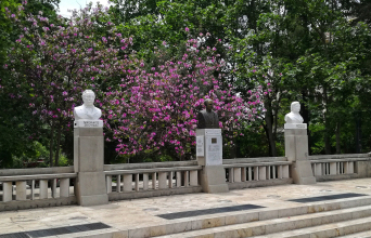 Προτομές Φιλικών στην πλατεία Φιλικής Εταιρείας.