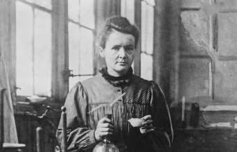 Podcast «Βιογραφίες» με την Επιστήμη Μπινάζη | Η ζωή της Μαρί Κιουρί