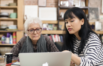 H Joan Jonas στο εργαστήριό της στη Νέα Υόρκη με την Thao Nguyen Phan