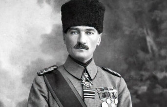 Podcast «Βιογραφίες» με την Επιστήμη Μπινάζη | Η ζωή του Μουσταφά Κεμάλ Ατατούρκ