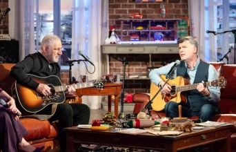 Γιατί ξεχωρίζουν οι τηλεοπτικές εκπομπές «Νούμερα» του Φοίβου Δεληβοριά και «Μουσικό Κουτί» του Νίκου Πορτοκάλογλου στην ΕΡΤ.