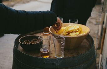 Θέλουμε τσιπς (και άλλα) με το ποτό μας