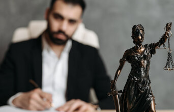 Podcast «Εσύ με τι ασχολείσαι;» με την Επιστήμη Μπινάζη | Το επάγγελμα του δικηγόρου