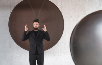 Ο Κωνσταντίνος Ρήγος στο Ίδρυμα Takis με μια περφόρμανς εμπνευσμένη από το έργο του διάσημου εικαστικού