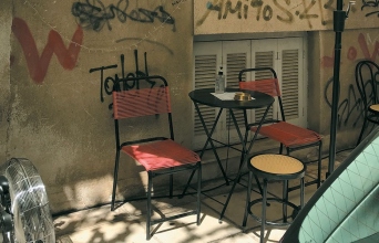 Τραπεζάκια σε ασυνήθιστες θέσεις σε δημόσιους χώρους 