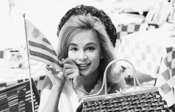 H Αλίκη Βουγιουκλάκη καθισμένη σ' ένα τραπεζάκι στη Via Veneto στη Ρώμη τον Σεπτέμβρη του 1962 © Keystone/Hulton Archive/Getty Images