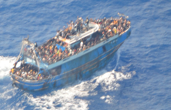 Φωτογραφία που δόθηκε στην δημοσιότητα από το Λιμενικό Σώμα - Ελληνική Ακτοφυλακή και απεικονίζει το αλιευτικό σκάφος με μεγάλο αριθμό μεταναστών να πλέει στα διεθνή ύδατα νοτιοδυτικά της Πελοποννήσου