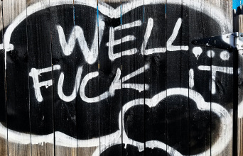 Τοιχος με γκράφιτι. 