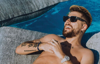 Τραγουδιστής FY