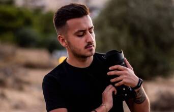 Podcast Behind the Lights - Βαγγέλης Νάκης, Μάριος Τσουλχάι | Μίλι Σουλοβάρι, ο άνθρωπος πίσω από την οθόνη