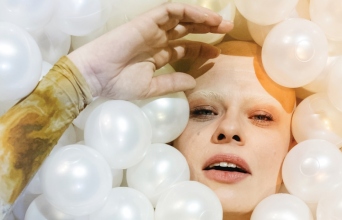 Η Kovacs στέλνει την κασέτα του καλοκαιριού.