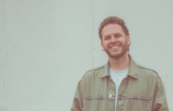 Ο Seba Campos μας στένει την κασέτα του καλοκαιριού.