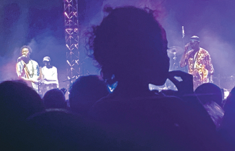 Σε βλέπω να χορεύεις με το παιδί σου