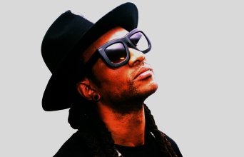 Maxim: Συνέντευξη με τον frontman των The Prodigy πριν την παρουσίαση της έκθεσης «Infinite Drama Athens» από τη The Blender Gallery και τη Varvara Roza Galleries στην Αθήνα.