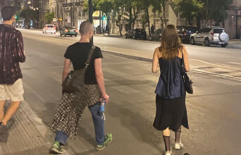 Σε βλέπω - Λένα Διβάνη: Αγόρια και κορίτσι περπατούν στο δρόμο