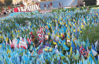 Ουκρανία: Δίπλα στο άγαλμα της Ανεξαρτησίας, μικρές σημαίες στο γρασίδι, μία για κάθε νεκρό.