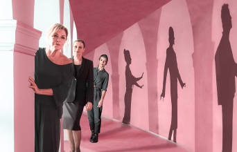 Οι "3 ψηλές γυναίκες" από τον Ρόμπερτ Ουίλσον με τις Ρένη Πιττακή, Καρυοφυλλιά Καραμπέτη και Λουκία Μιχαλοπούλου