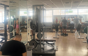 Σε βλέπω να χτίζεις κοιλιακούς