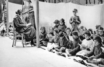 Προσφυγόπουλα σε σχολείο στην Ελλάδα, που δημιουργήθηκε με δωρεά του Near East Relief © Ευγενική παραχώρηση: Νear East Relief, The Rockefeller Archive Center.