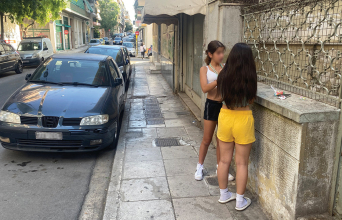 Σε βλέπω με την κολλητή σου