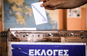 Στιγμιότυπο από την ψηφοφορία για τον δεύτερο γύρο των αυτοδιοικητικών εκλογών σε εκλογικό τμήμα του Νέου Κόσμου Αττικής, Κυριακή 15 Οκτωβρίου 2023