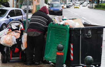 Η συγγραφέας Λένα Διβάνη γράφει για τους ανθρώπους που ψάχνουν στα σκουπίδια