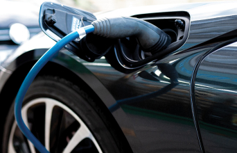 Είναι ασφαλές να φορτίζουμε το ηλεκτροκίνητο αυτοκίνητο όταν βρέχει;