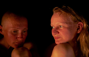 «Η αδελφότητα της καπνιστής σάουνας» σε ένα μαγικό εσθονικό δάσος